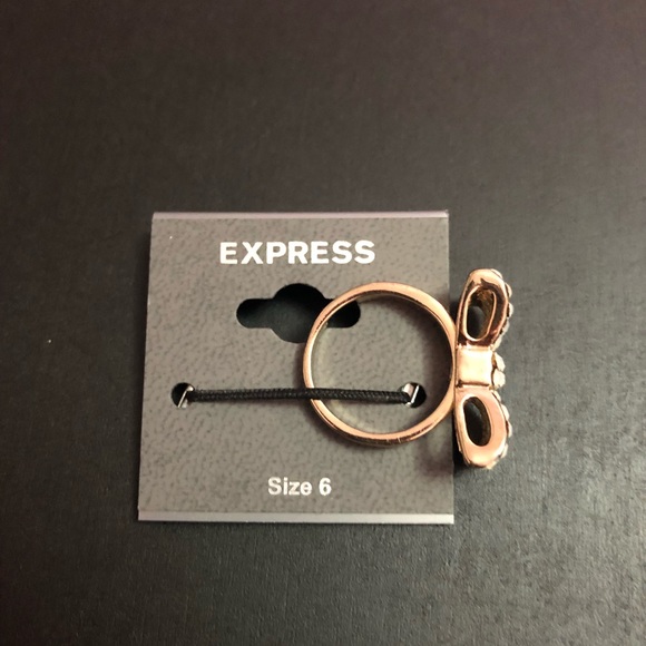 Express Bow Ring - Picture 3 of 4